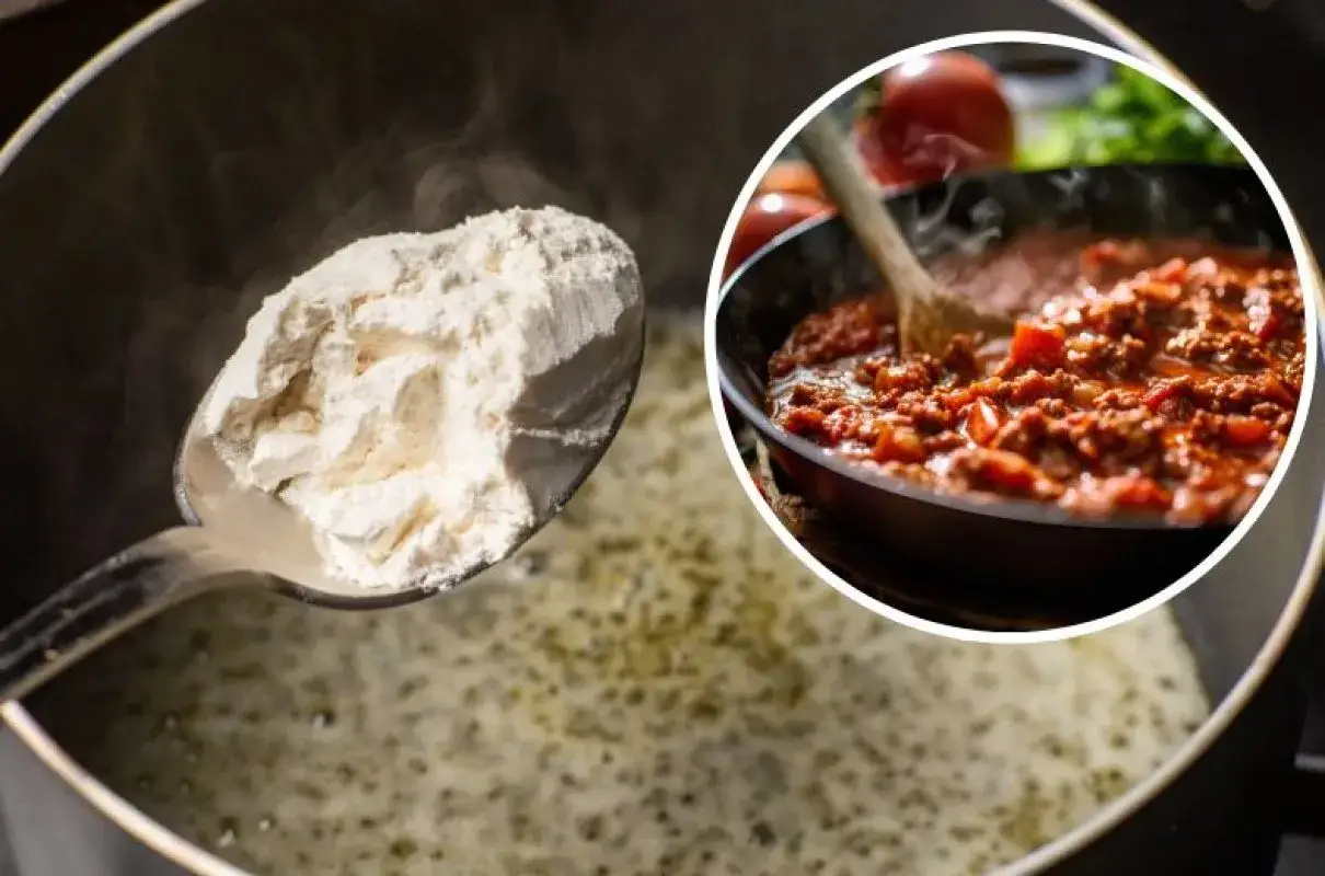Łyżka mąki dodawana do bulionu, by zagęścić sos. W tle gotowy sos bolognese.