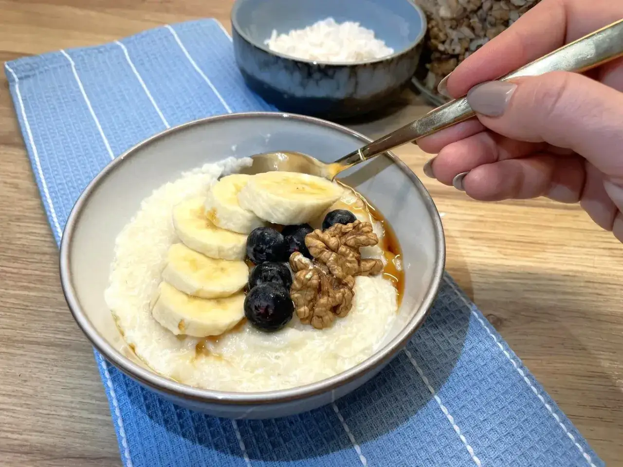 Płatki ryżowe błyskawiczne z bananem, borówkami i orzechami. Czy są zdrowe? Zależy od dodatków!