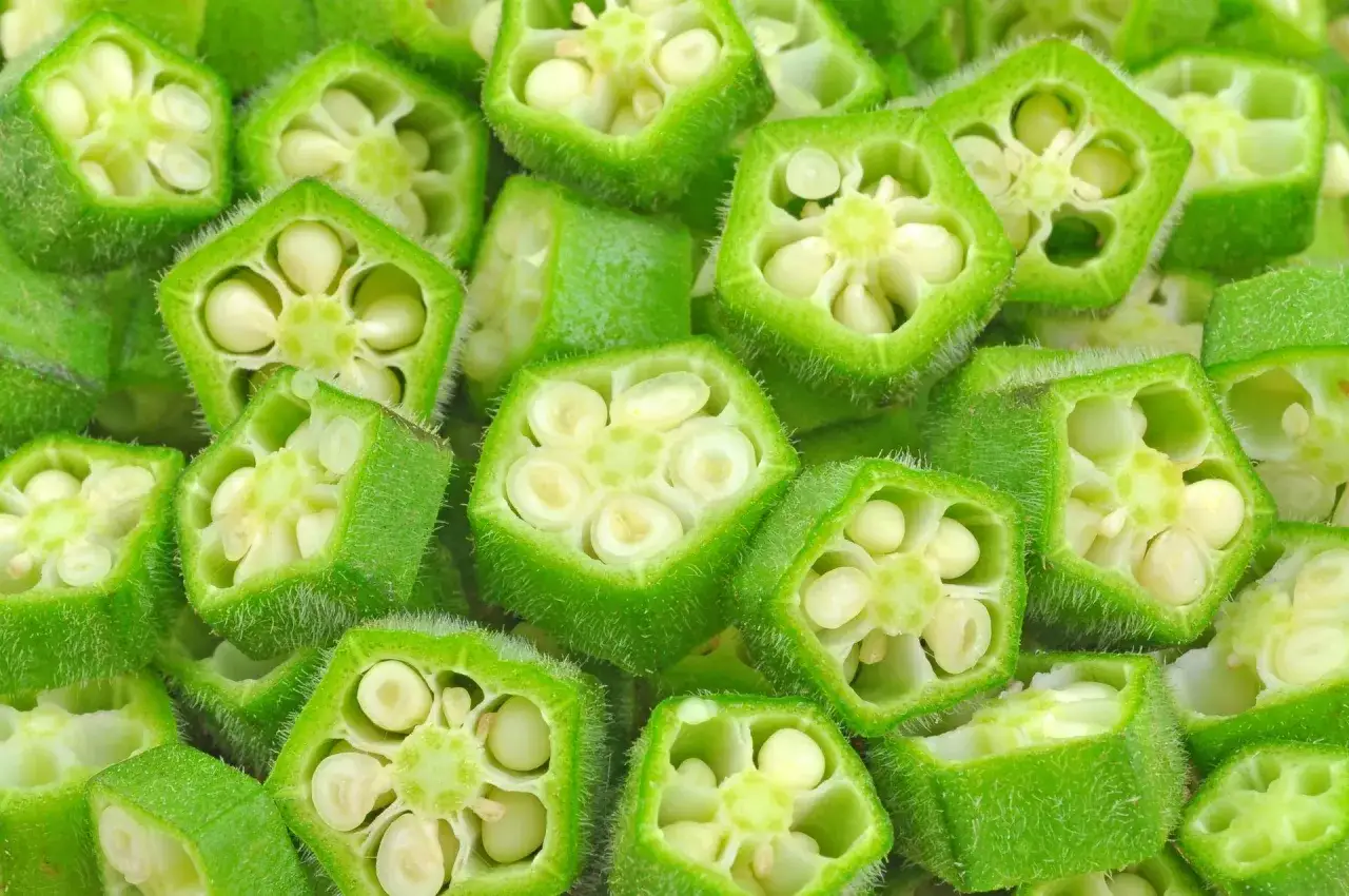 Pokrojona okra, zielone warzywo o charakterystycznym kształcie i nasionach w środku.
