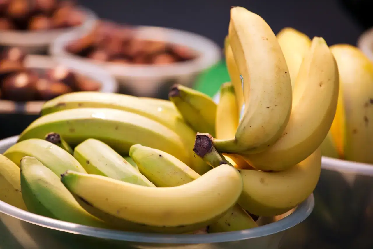 Kosz pełen dojrzałych bananów, każdy duży banan to źródło energii i wartości odżywczych, idealny na przekąskę.