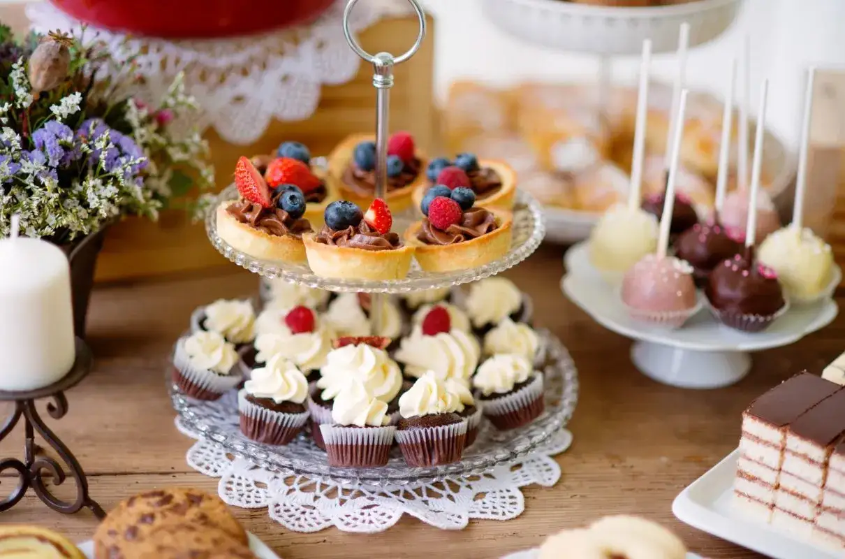 Słodkie, zdrowe przekąski na imprezę: babeczki, tartaletki z owocami, cake pops i ciasto.