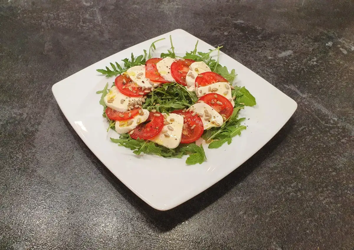 Sałatka Caprese z rukolą, pomidorami i mozzarellą. Czy mozzarella jest keto? Tak, jest idealna na keto!