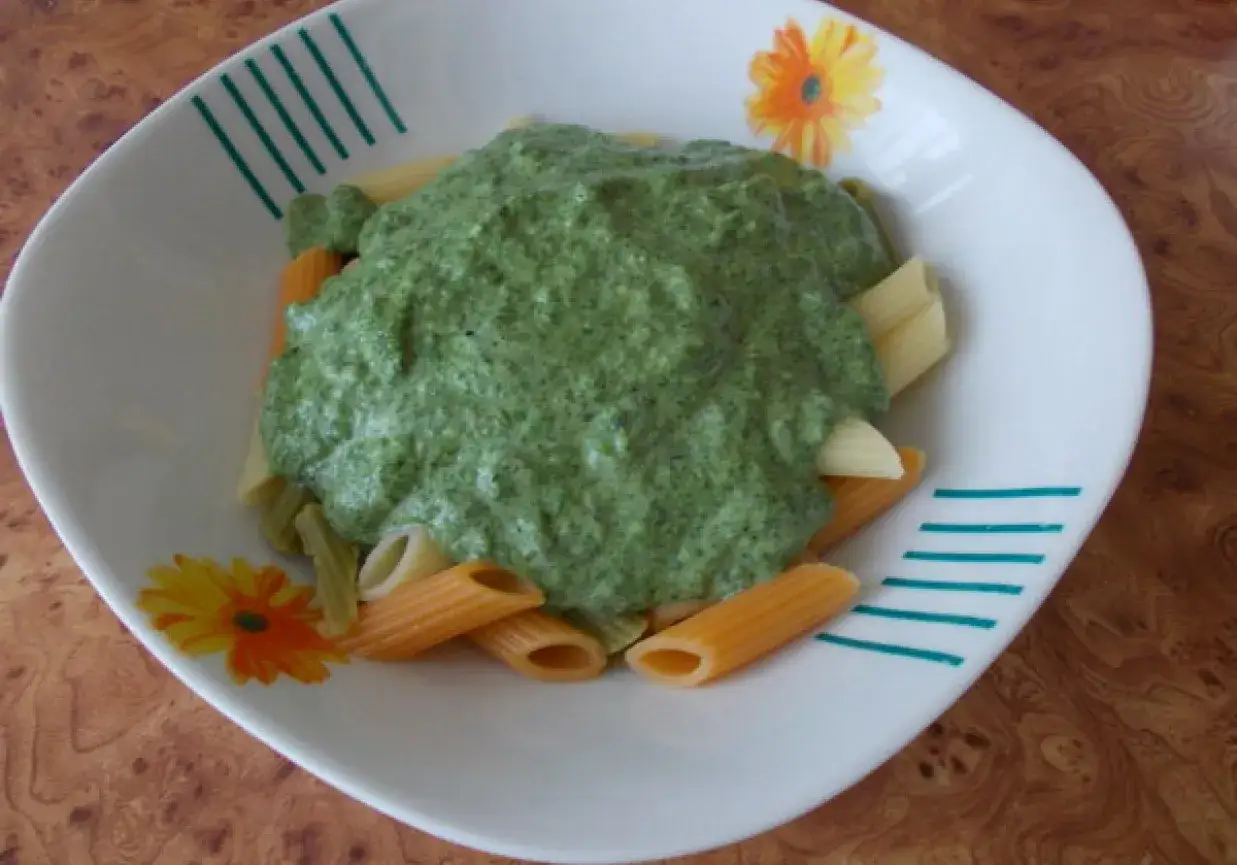 Penne z kremowym sosem szpinakowym. Idealne danie, gdy zastanawiasz się, jak zrobić szpinak dla cukrzyka.