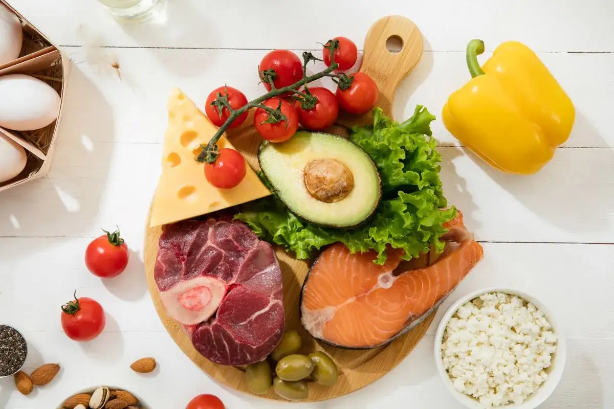 Jadłospis dieta jaskiniowców: mięso, ryba, awokado, ser, jajka, warzywa i orzechy.