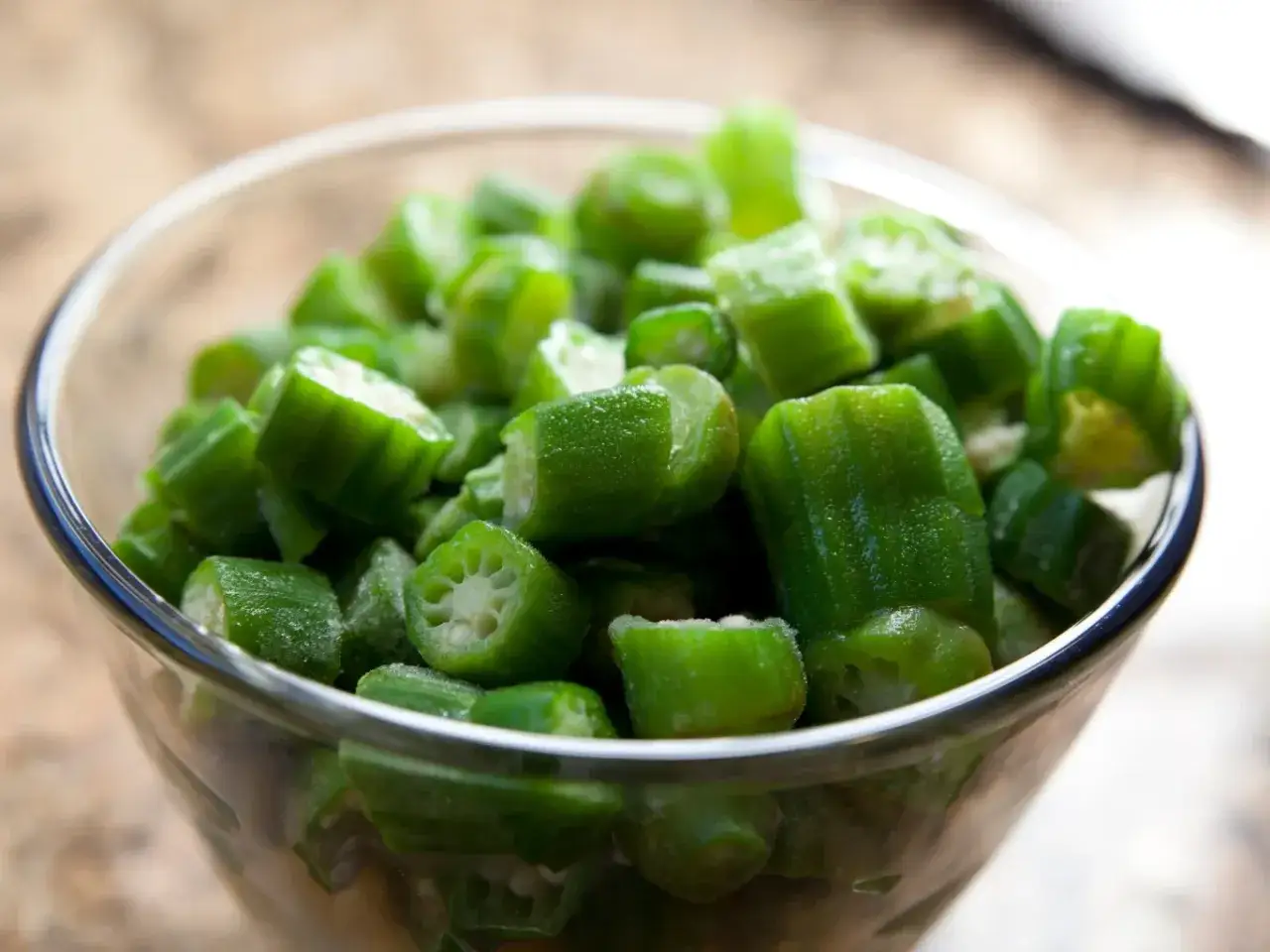 Pokrojona okra w szklanej misce. To warzywo, które świetnie nadaje się do smażenia i duszenia.