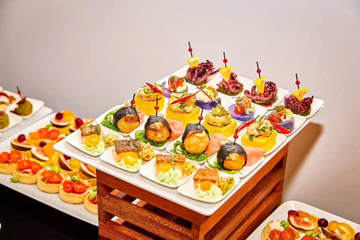 Eleganckie przekąski na imprezy w Warszawie. Catering oferuje wykwintne dania, które zachwycą każdego gościa.
