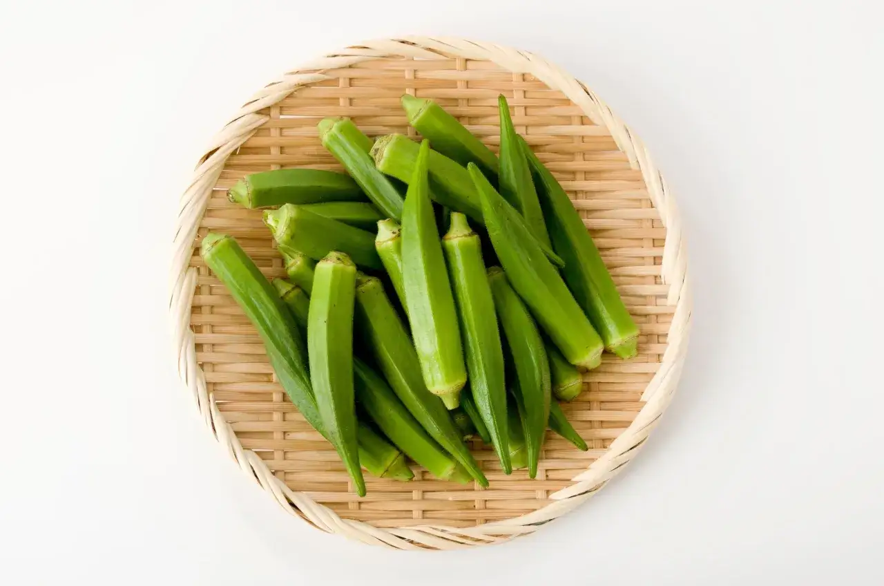 Zielona okra w koszyku z plecionki. Co to jest okra? To warzywo, które świetnie nadaje się do zup i gulaszów.