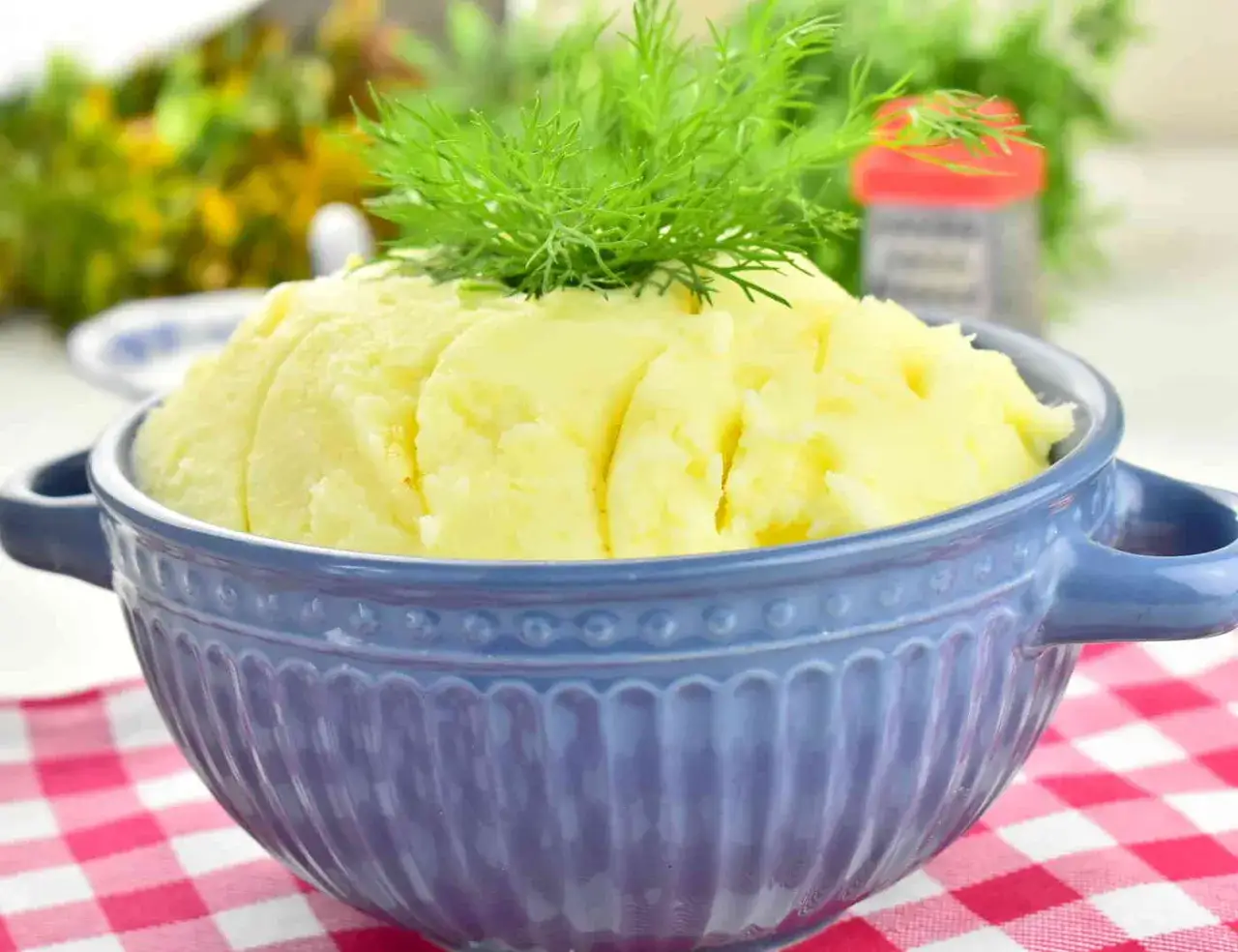 Jak zrobić idealne purée ziemniaczane? Dodaj jeden składnik, a uzyskasz kremową konsystencję. Udekorowane gałązką koperku.