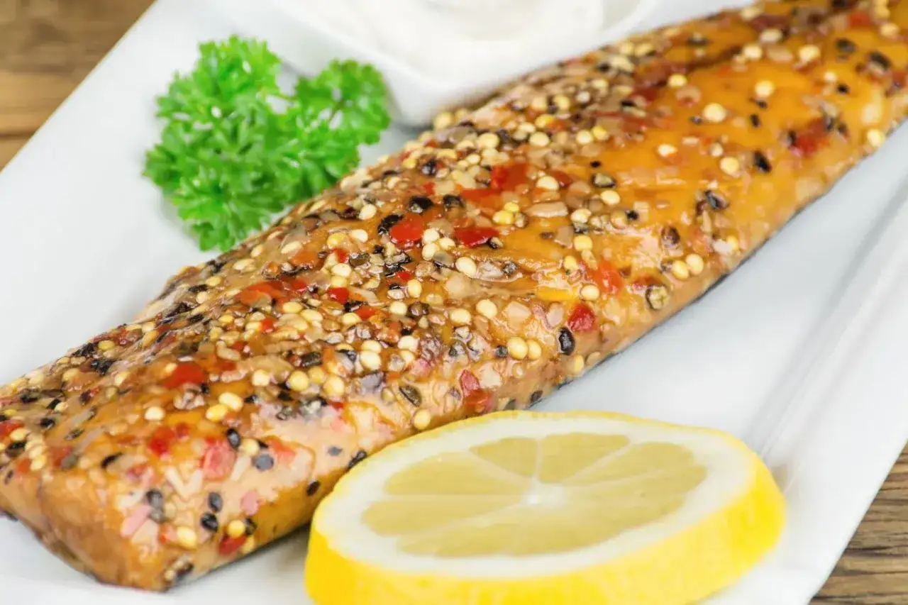 Wędzona makrela w przyprawach, z cytryną i natką. Czy makrela jest zdrowa? Tak, to bogactwo kwasów omega-3.