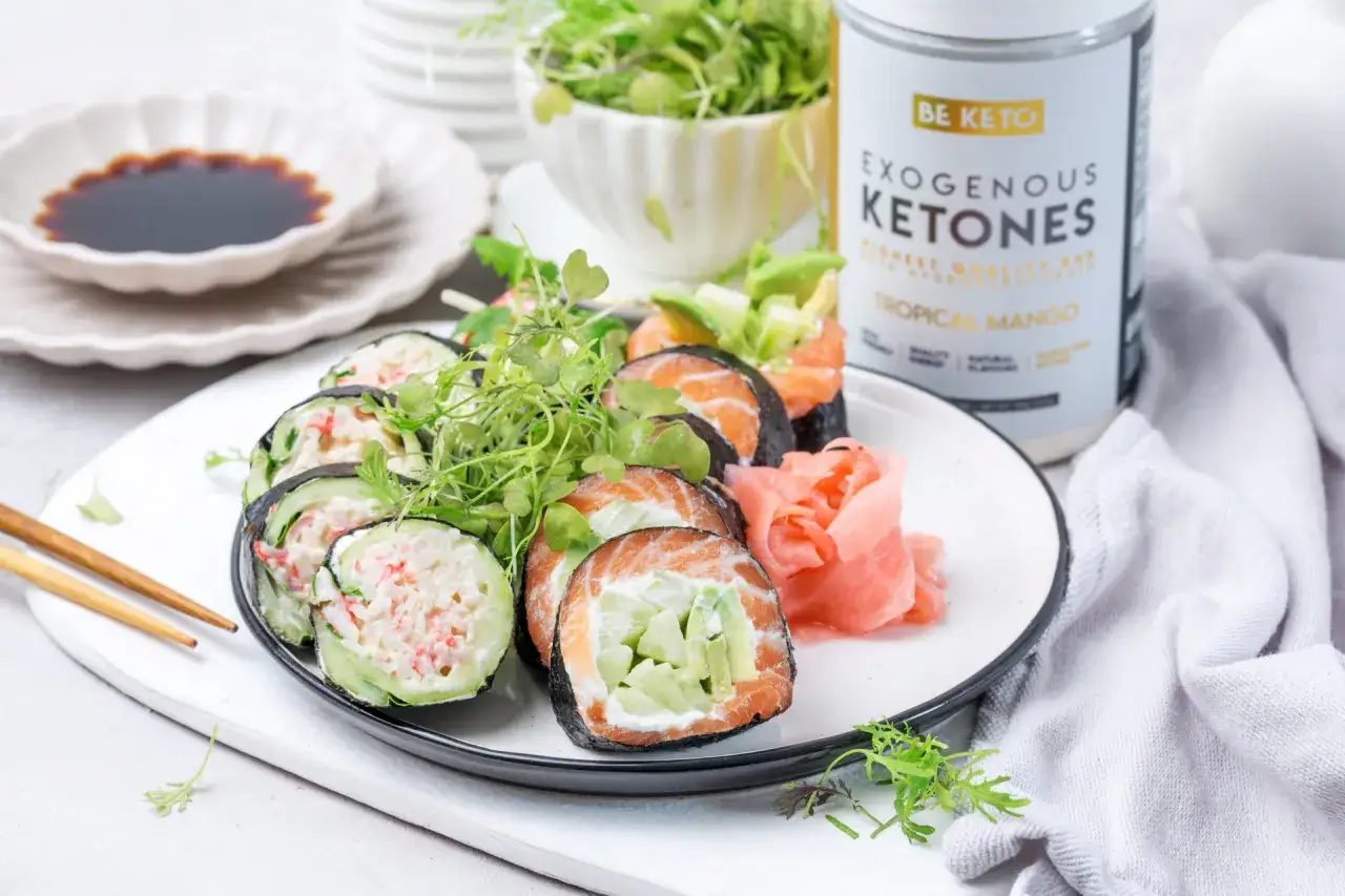 Sushi na diecie: rolki z łososiem, awokado i ogórkiem, obok słoik ketonów egzogennych.