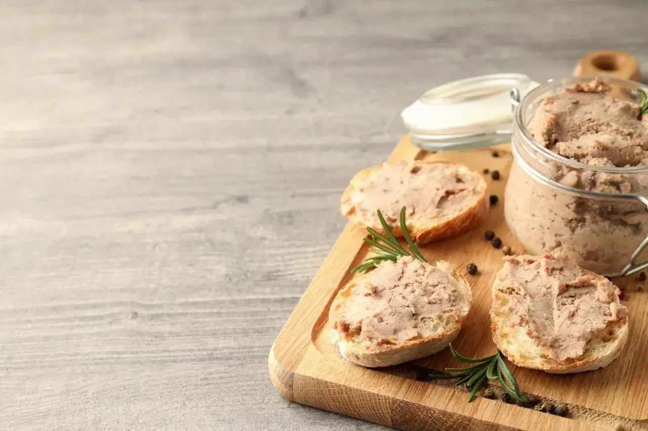Smalec na chlebie z rozmarynem i pieprzem. Słoik pełen pysznego smalcu, idealny na kanapki.