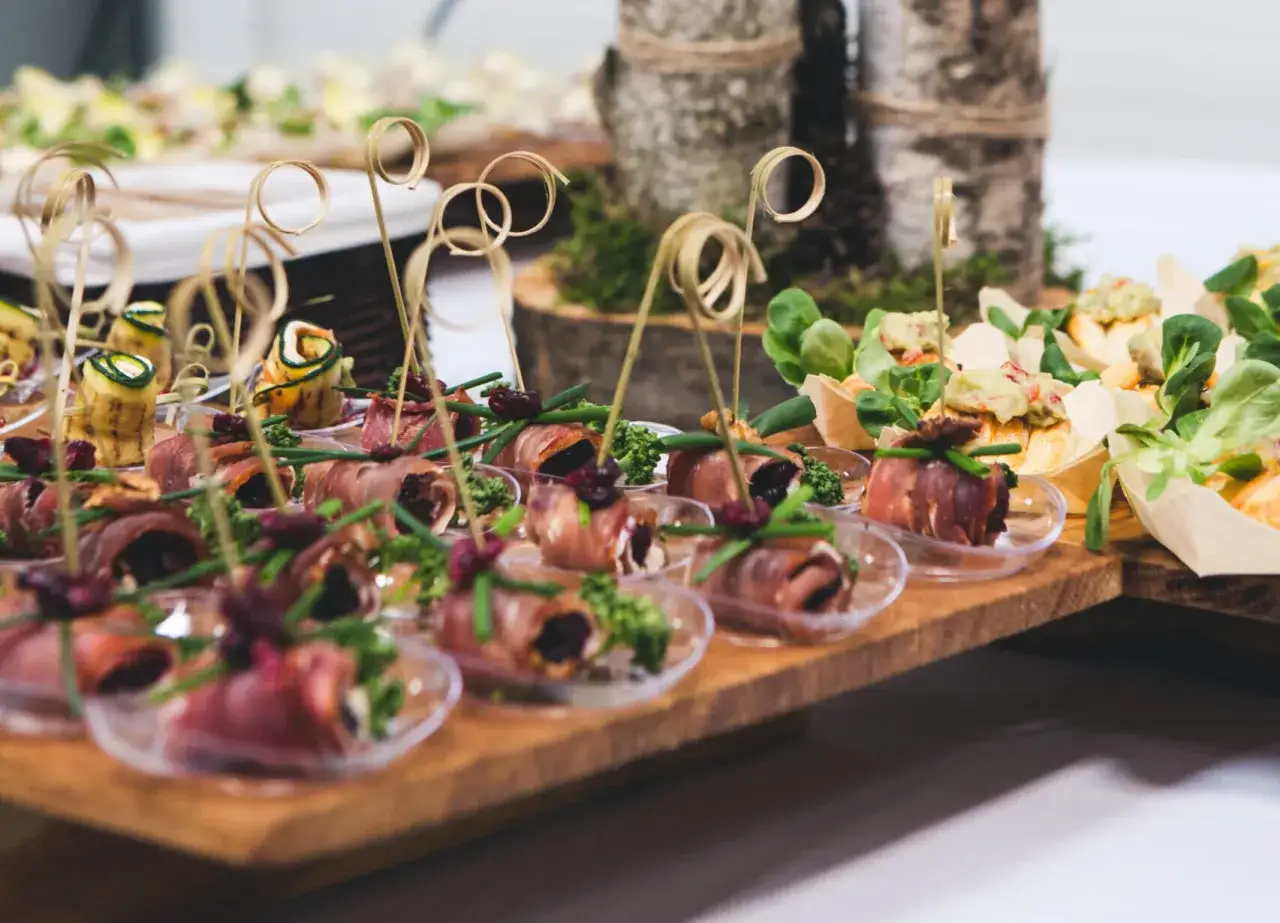 Przekąski na imprezę: roladki z szynki, cukinii i inne. Jakie są opcje menu w cateringu imprezowym?