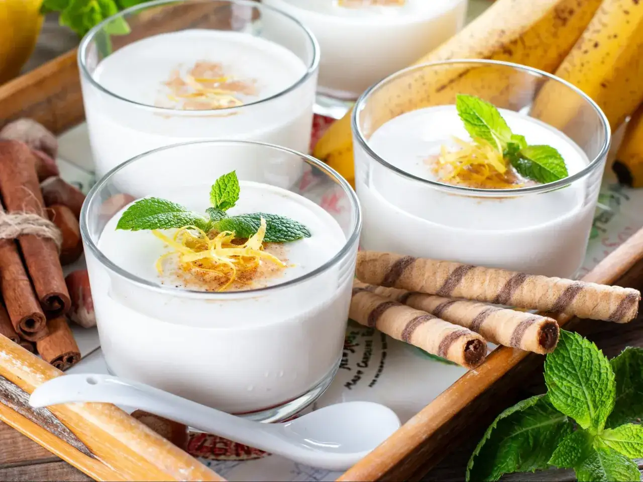 Delikatne desery z bananów, idealne dla osób z refluksem. Podane z miętą i wafelkami.