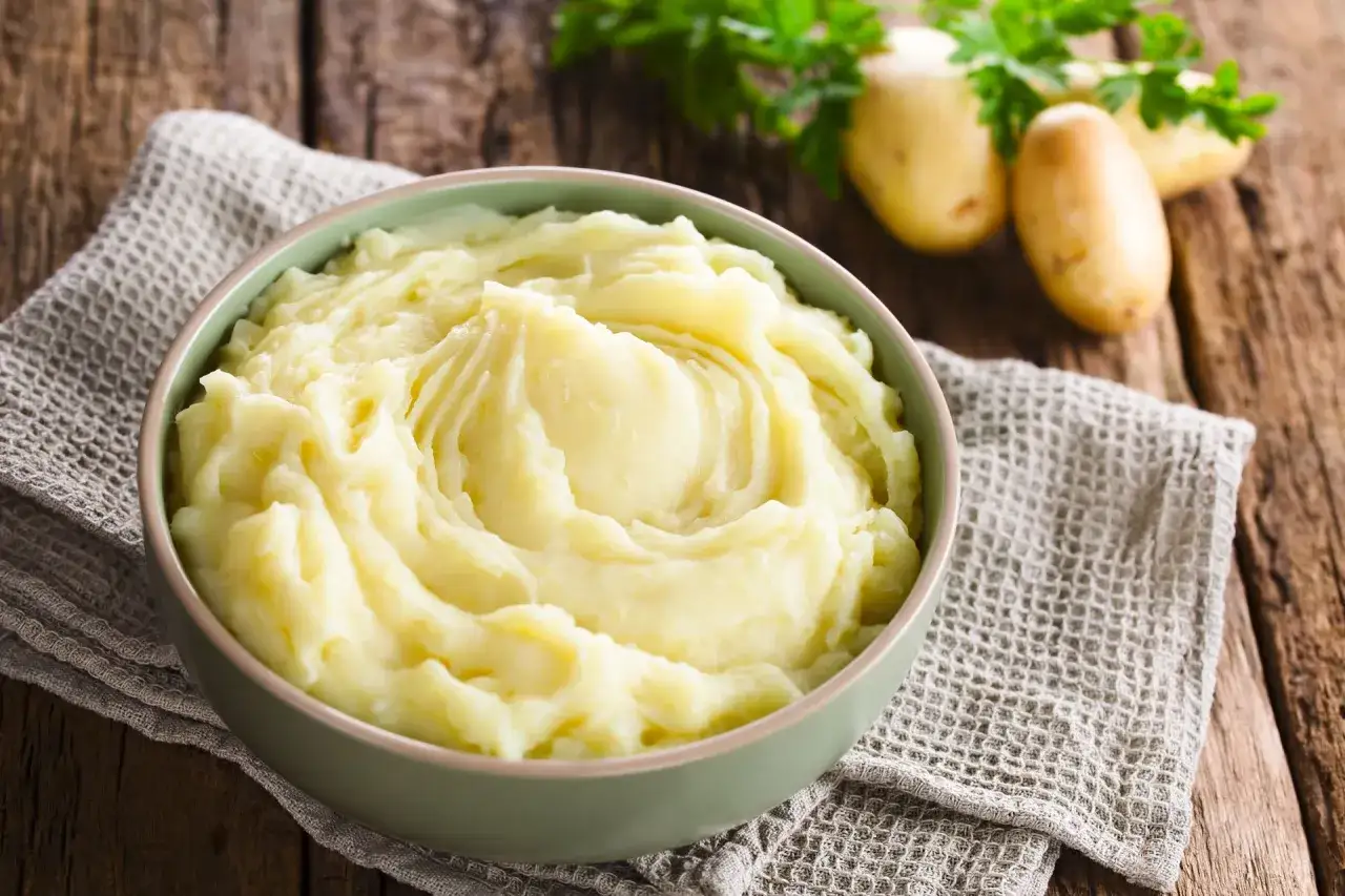 Puszyste puree ziemniaczane w misce. Idealne jako dodatek do ziemniaków zamiast masła, z nutą czosnku i ziół.