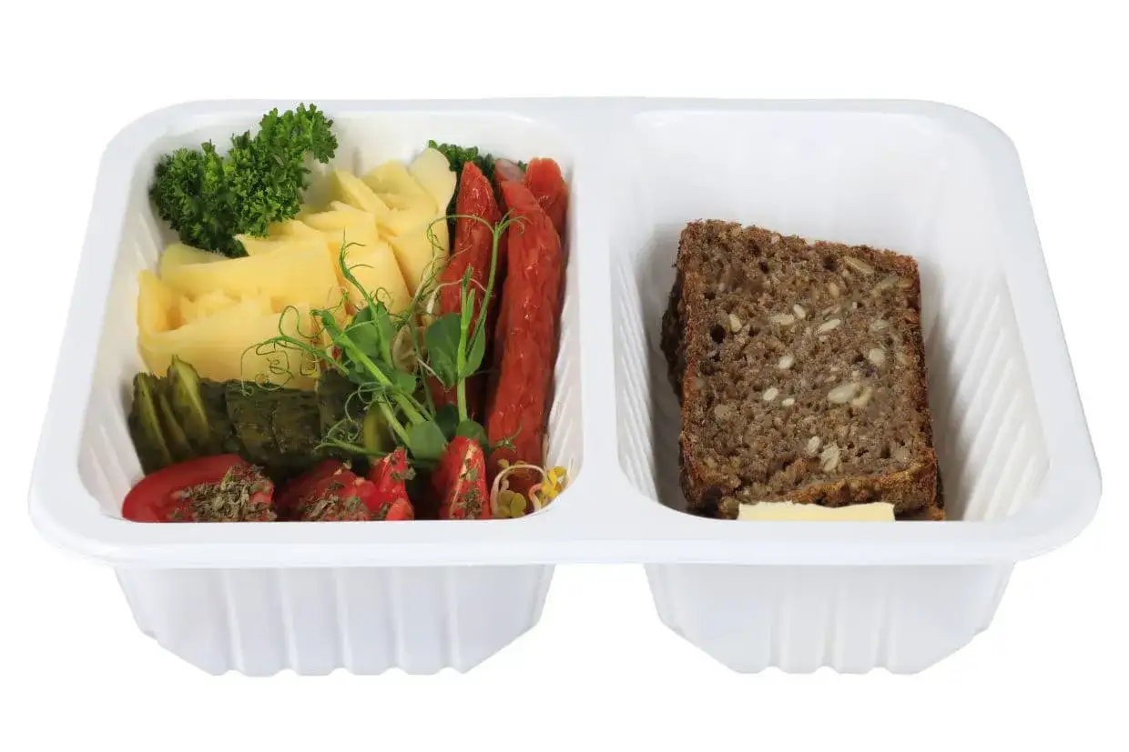 Pyszny catering dla diabetyków: ser, wędlina, warzywa i ciemne pieczywo z masłem. Zdrowy posiłek w wygodnym opakowaniu.