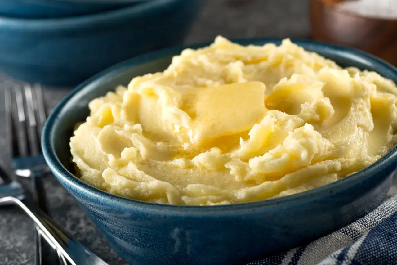 Puszyste puree z ziemniaków z rozpływającym się masłem. Idealne, by dowiedzieć się, jak zrobić puree z ziemniaków.