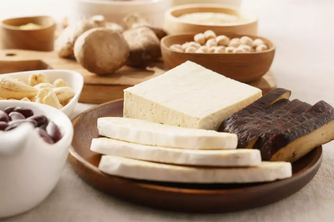 Tofu, fasola, ciecierzyca i orzechy – składniki, które pokazują, jak powstaje tofu.