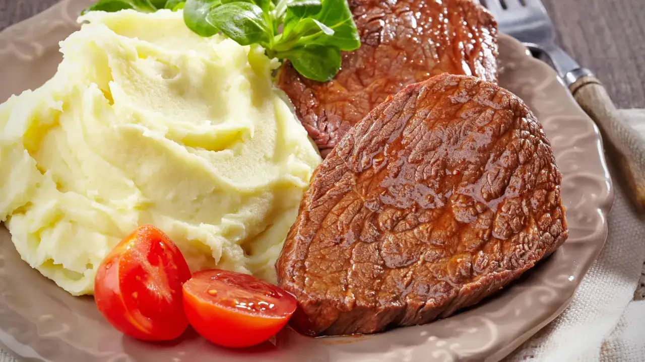 Pyszne steki z sosem i kremowe puree z ziemniaków, idealne na obiad. Dowiedz się, jak zrobić puree z ziemniaków!