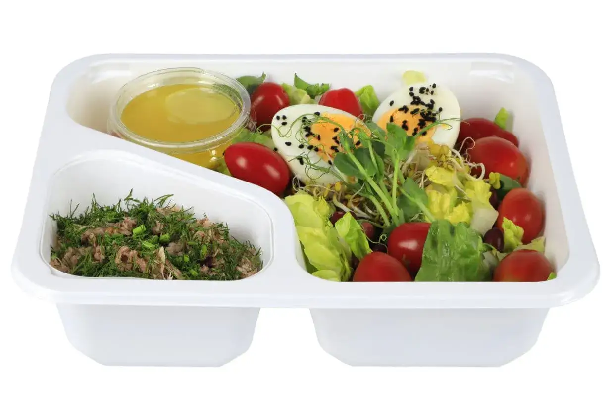 Pyszny catering dla diabetyków: sałatka z jajkiem, pomidorkami, kiełkami i tuńczykiem z koperkiem.
