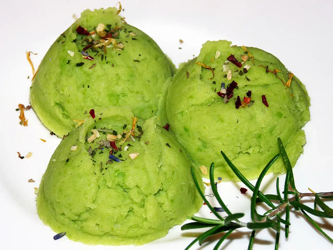 Zielone puree ziemniaczane z ziołami. Czy puree ziemniaczane jest zdrowe? To zależy od dodatków!