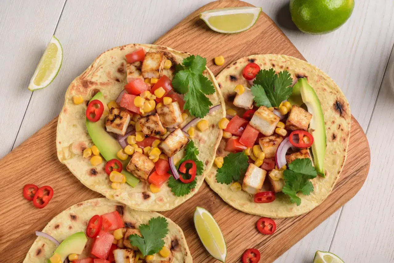 Trzy tortille z grillowanym tofu, kukurydzą, pomidorami, awokado i kolendrą. Idealny zdrowy i szybki obiad.