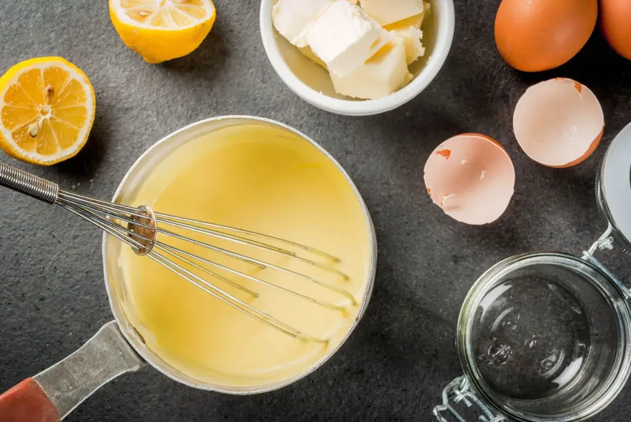 Przygotowanie sosu: żółtka, masło, cytryna i jajka czekają na połączenie. Jak zaciągnąć sos? Ubijanie to klucz!
