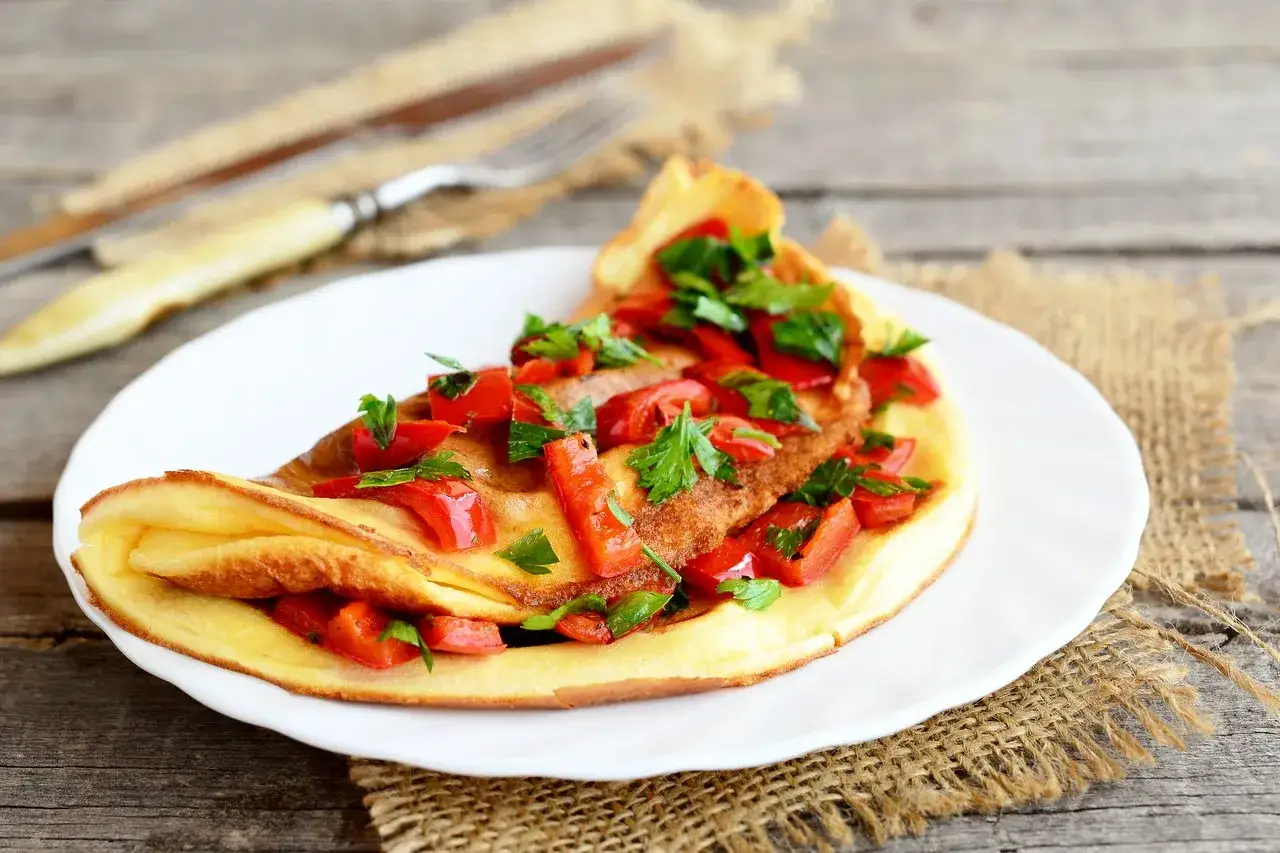 Omlet z papryką i pietruszką, idealny do diety bez węglowodanów. Przepisy na zdrowe śniadanie.