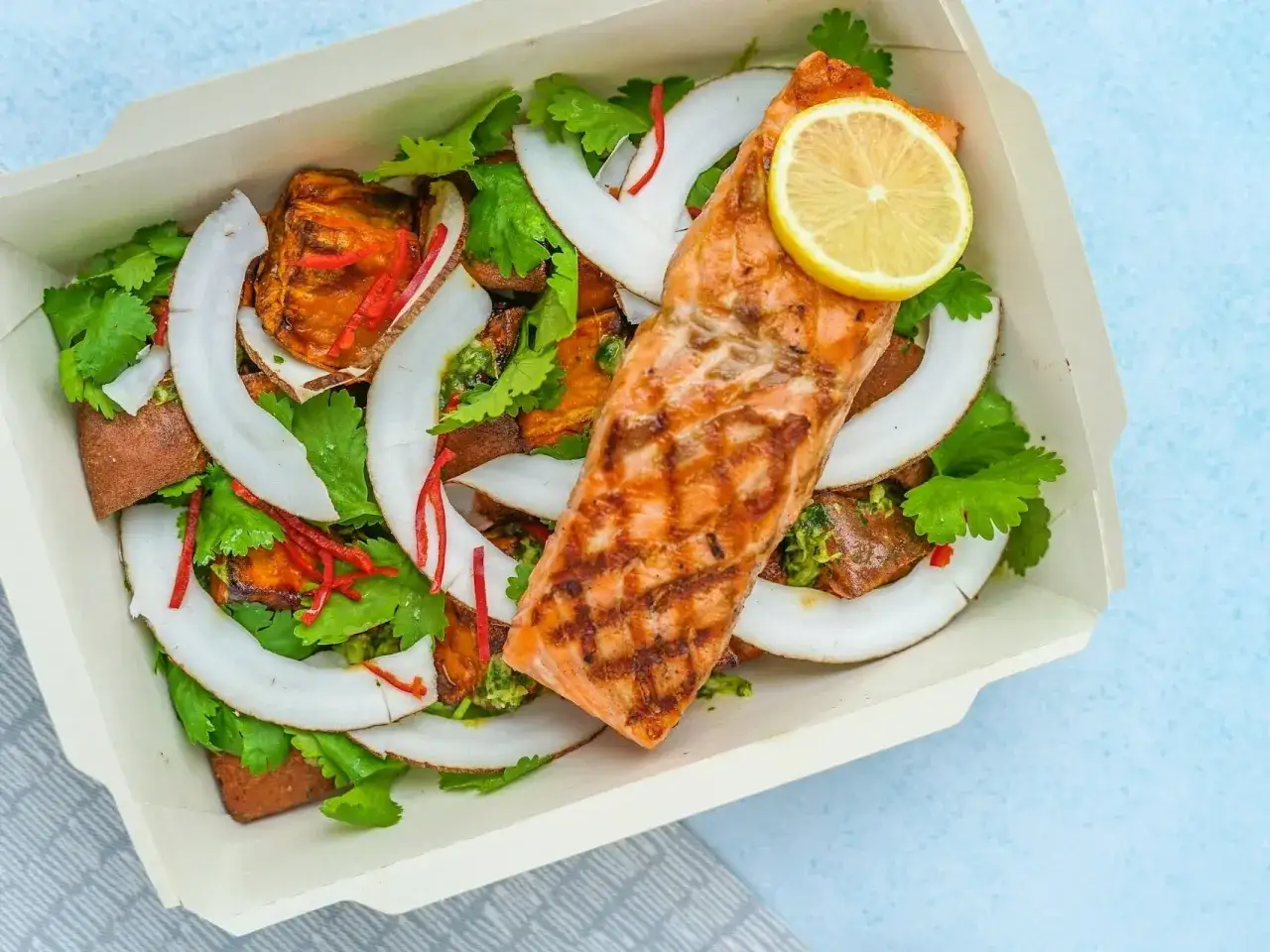 Pyszny łosoś z batatami, kokosem i kolendrą. Idealny wybór dla cateringu dietetycznego w Lubartowie.