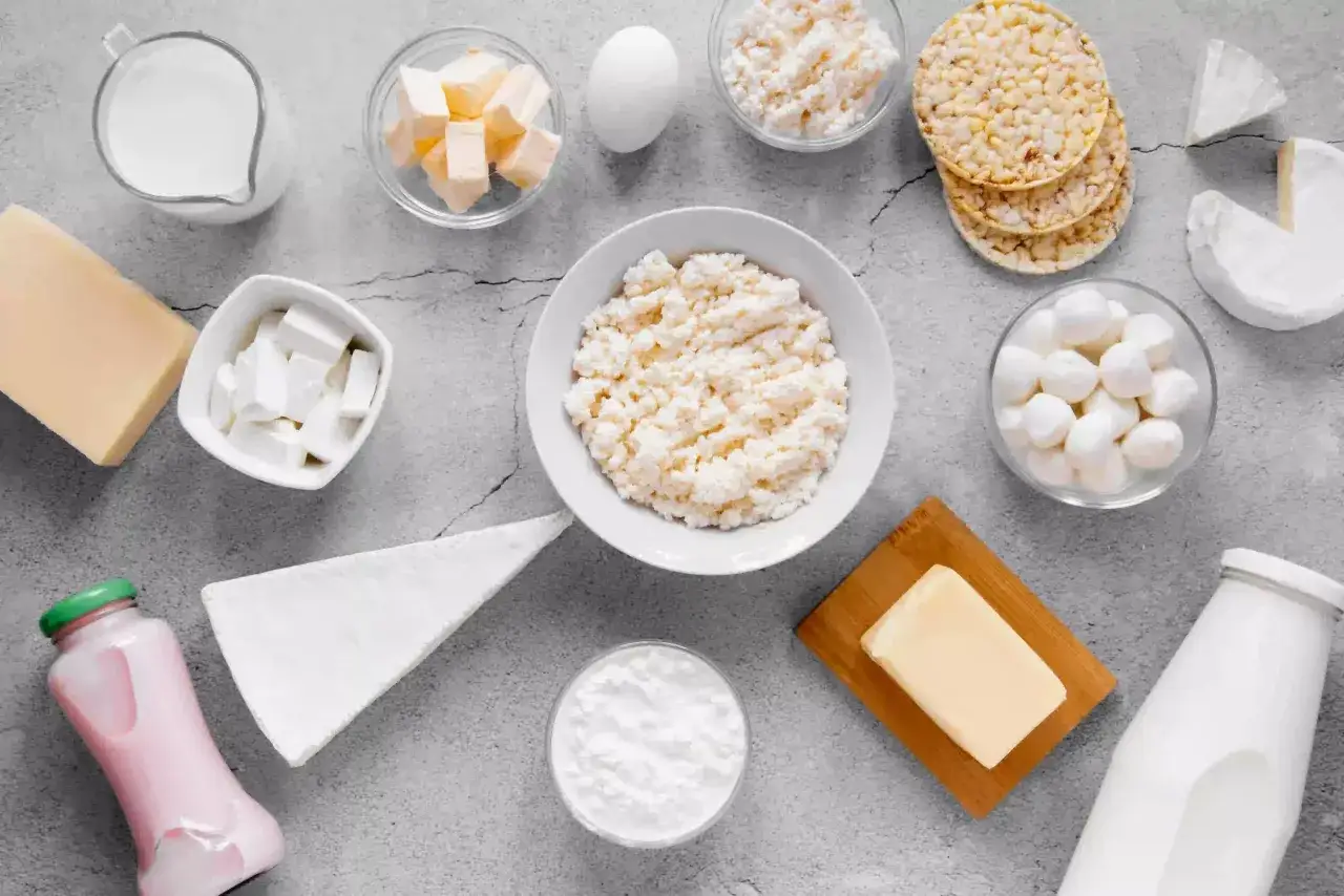 Różnorodne produkty mleczne i jajko, które zawiera dużo wapnia: mleko, sery, twaróg, jogurt, masło.