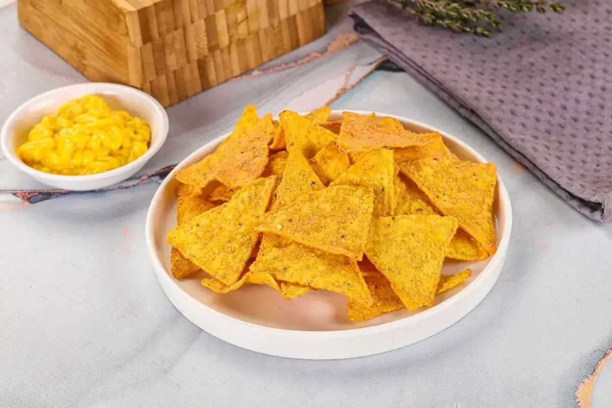 Chrupiące chipsy tortilla z serem. Czy chipsy tortilla są zdrowe? Zależy od składników i sposobu przygotowania.