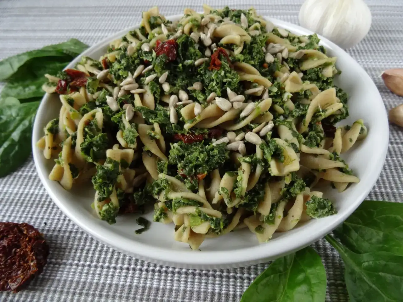 Makaron z zielonym pesto, suszonymi pomidorami i pestkami słonecznika. Pyszny sposób, jak jeść szpinak!