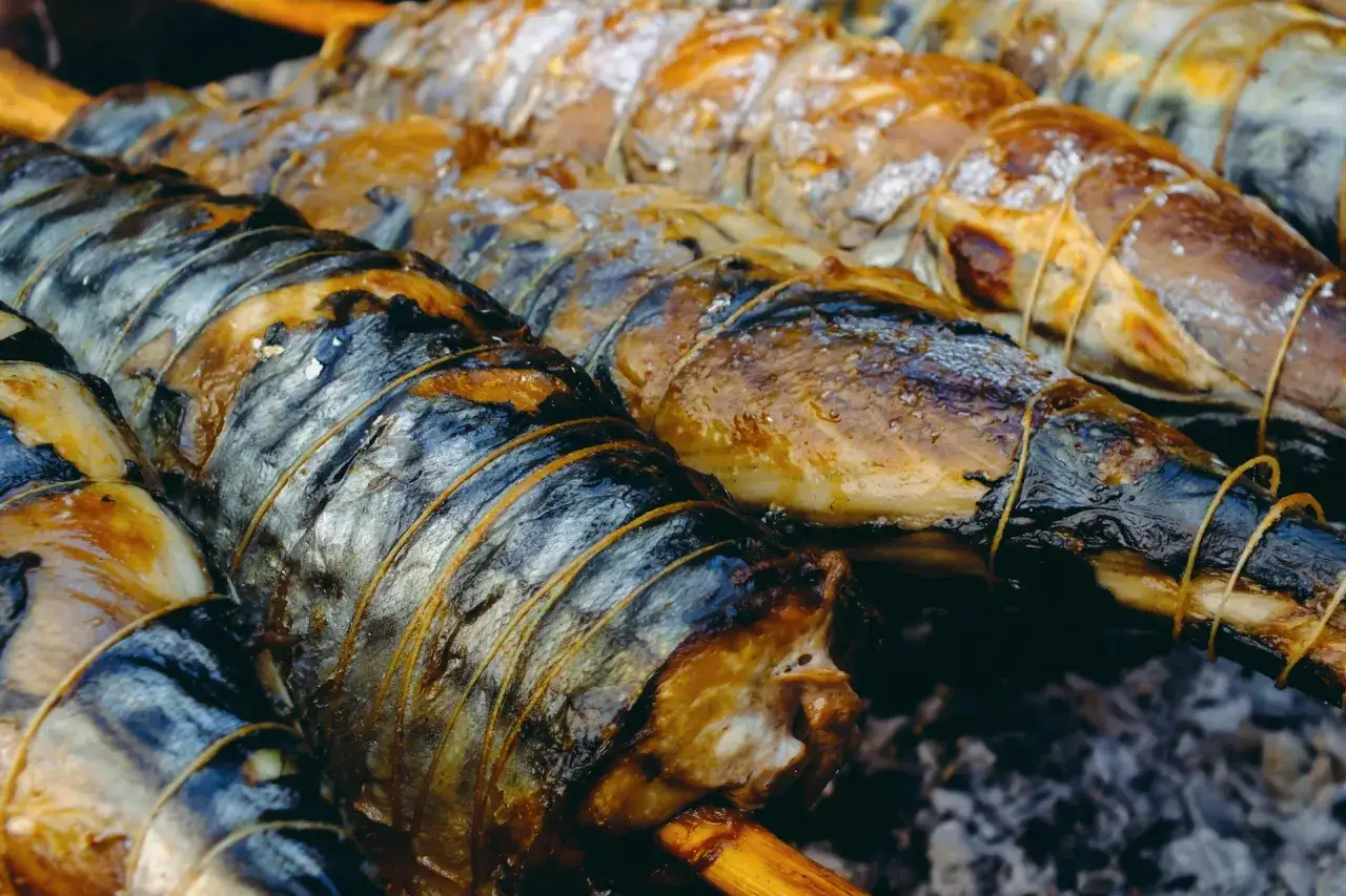Grillowana makrela na patykach, apetycznie zarumieniona. Czy makrela jest zdrowa? Tak, to bogactwo kwasów omega-3!