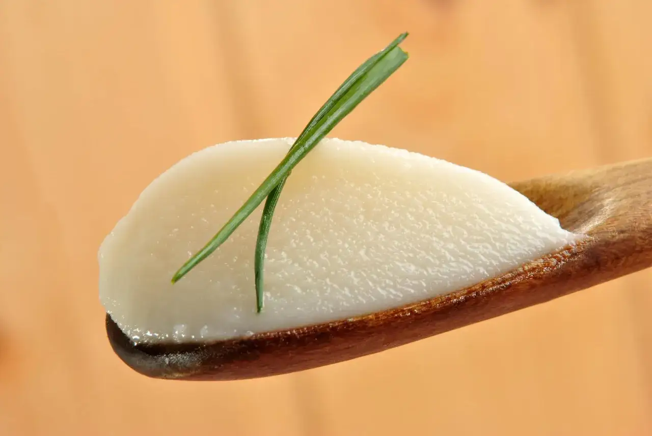 Łyżka ze smalcem, ozdobiona szczypiorkiem. Choć smalec zawiera cholesterol, jest tradycyjnym składnikiem wielu potraw.