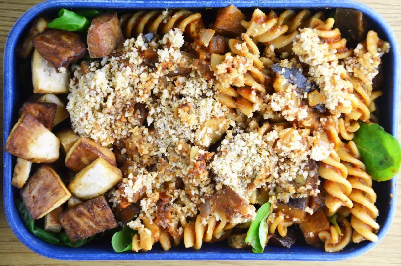 Pyszne, białkowe śniadanie do pracy: makaron fusilli z warzywami i chrupiącą posypką z orzechów. Idealne na wynos!