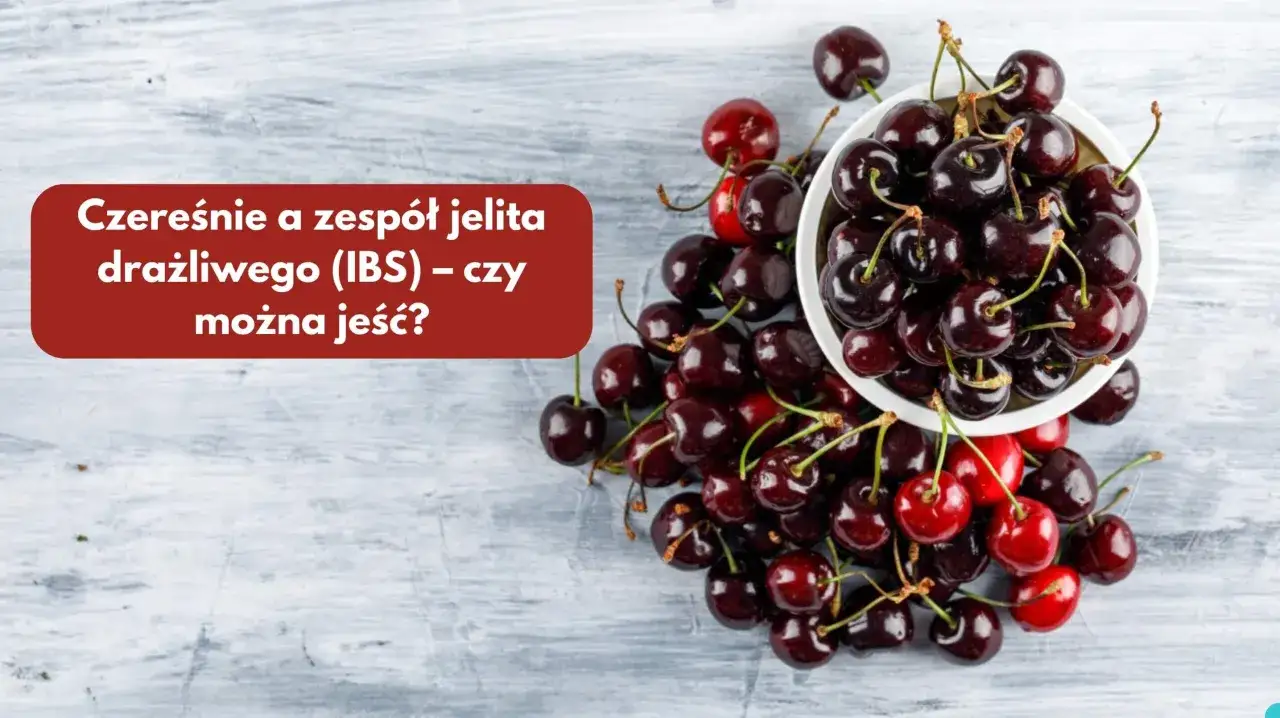 Ciemne czereśnie w miseczce i obok. Czy czereśnie są dobre na zespół jelita drażliwego?
