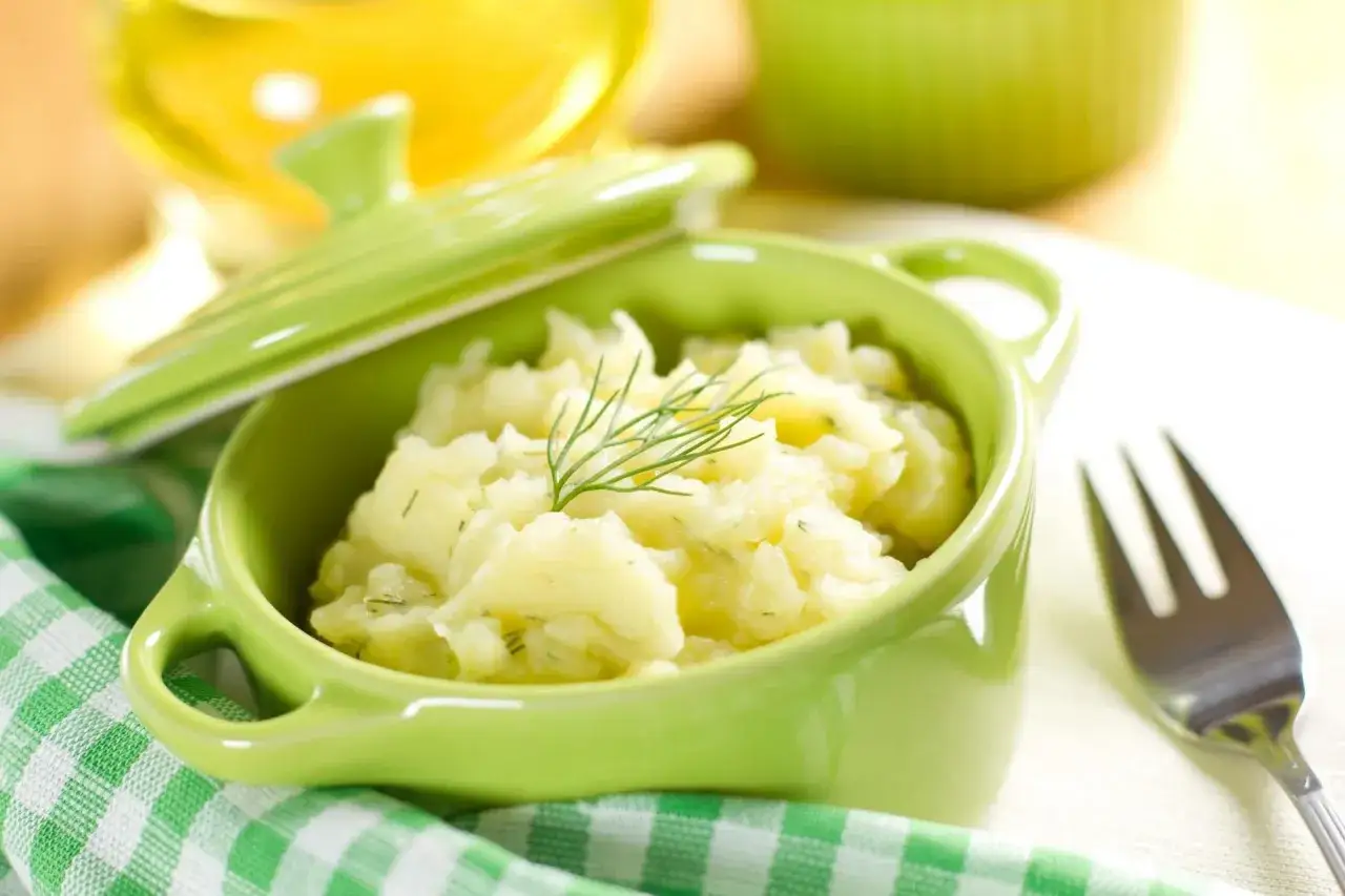 Pyszne puree ziemniaczane w zielonej miseczce, ozdobione koperkiem. Czy puree ziemniaczane jest zdrowe? Zależy od dodatków!