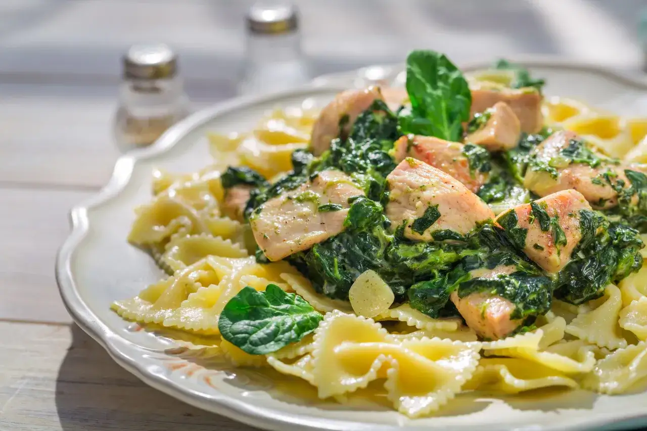 Kurczak ze szpinakiem na makaronie farfalle. Zdrowy posiłek, który pokazuje, jak zrobić szpinak dla cukrzyka.