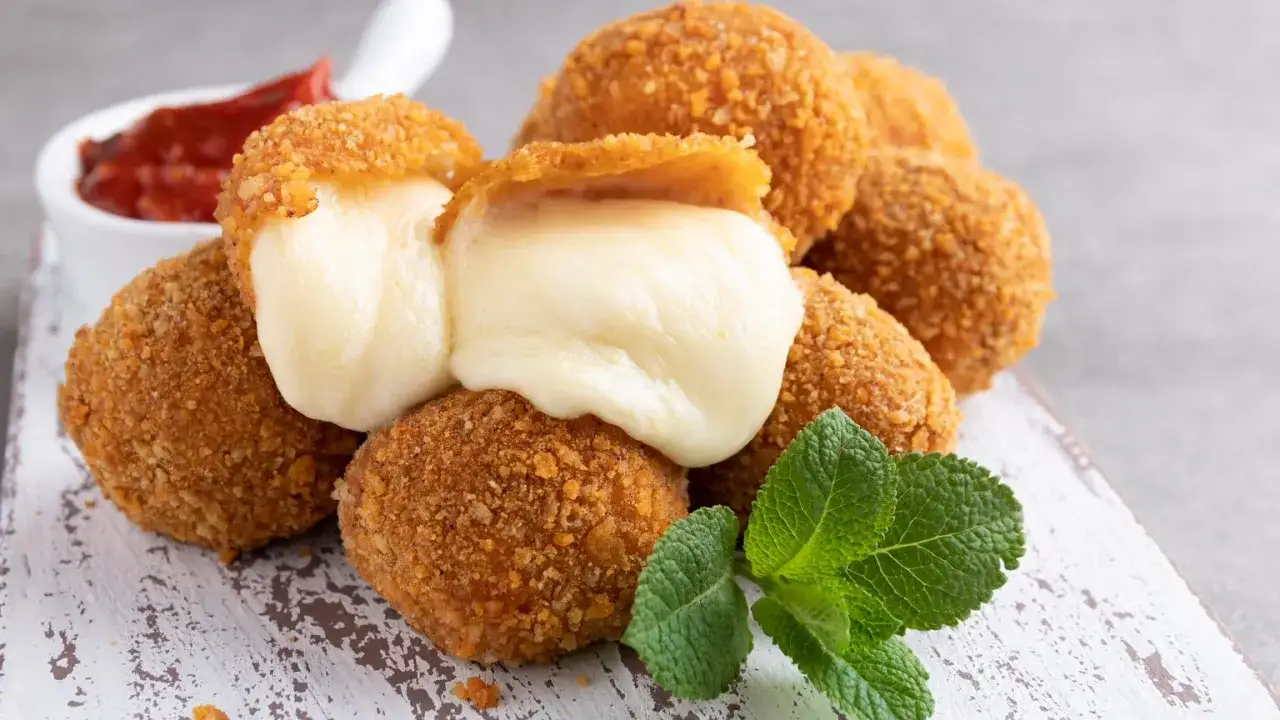 Chrupiące kulki z rozpływającą się mozzarellą, idealne na keto. Czy mozzarella jest keto? Tak, w tej postaci też!