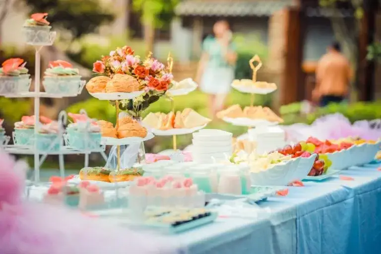 Zdjęcie Ile kosztuje catering na 30 osób? Sprawdź, jak uniknąć wysokich wydatków