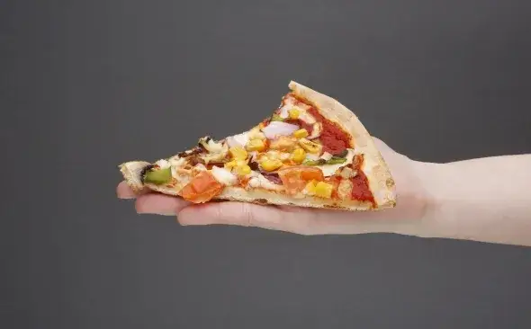 Zdjęcie Ile kalorii ma pizza wegetariańska? Zaskakujące różnice w kaloryczności